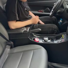 Mẫu xe VinFast VF5 được thiết kế nhằm tối ưu hóa chi phí sản xuất, và vì vậy, hãng đã lược bỏ một số chi tiết quan trọng trong xe, bao gồm các yếu tố liên quan đến yên ngựa. Quyết định này có thể giúp giảm giá thành sản phẩm, nhưng đồng thời cũng có những tác động nhất định đến trải nghiệm và sự thoải mái của người lái. Bệ Tỳ Tay Cho VF5 Độ thêm bệ tỳ tay cho VinFast VF5 là một nâng cấp hữu ích, giúp tăng cường sự thoải mái cho người lái và hành khách trong những chuyến đi dài. Đây là chi tiết không có sẵn trên một số mẫu xe giá rẻ hoặc tầm trung, nhưng việc bổ sung thêm có thể mang lại trải nghiệm tiện nghi hơn. Lợi Ích Khi Lắp Bệ Tỳ Tay và Yên Ngựa. Tăng sự thoải mái: Bệ tỳ tay giúp người lái và hành khách có điểm tựa thoải mái hơn, giảm mỏi tay trong quá trình lái xe dài. Nâng cao tính tiện ích: Một số bệ tỳ tay còn được thiết kế kèm ngăn chứa đồ nhỏ, giúp tối ưu không gian lưu trữ. Tăng tính thẩm mỹ: Độ thêm bệ tỳ tay phù hợp với nội thất xe sẽ giúp khoang lái trông hiện đại và sang trọng hơn.